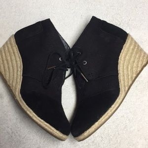 Toms Women’s Black Wedge Heel Shoes Size 9 Medium